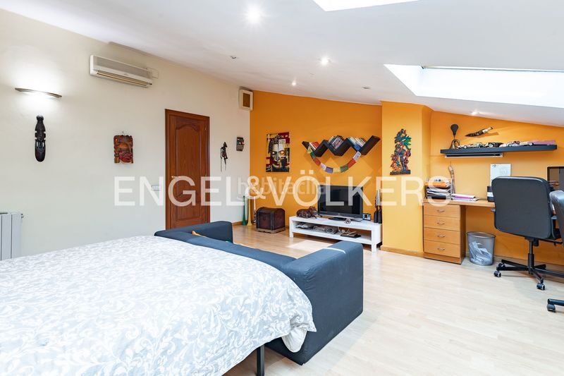 Foto f7f93ec9-2e11-46ac-a7e5-144015342744. Casa adossada amb calefacció aparcament piscina a Barcelona