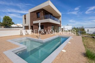 Haus in Sant Esteve Sesrovires. Casa de obra nueva en urb. golf masia bach