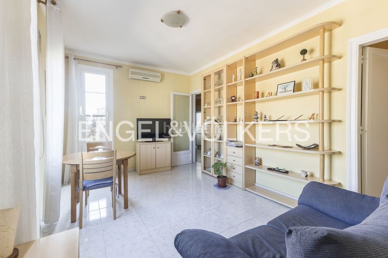 Foto d6e74bd2-51ac-4eb6-82dc-cad2f3f6ad62. Àtic amb calefacció a Sant Antoni Barcelona