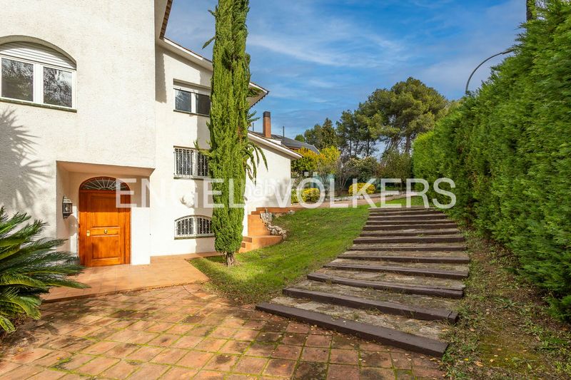 Foto a25e28d1-7005-427c-ac7b-2cd7b757782d. Casa amb calefacció aparcament a Bellaterra