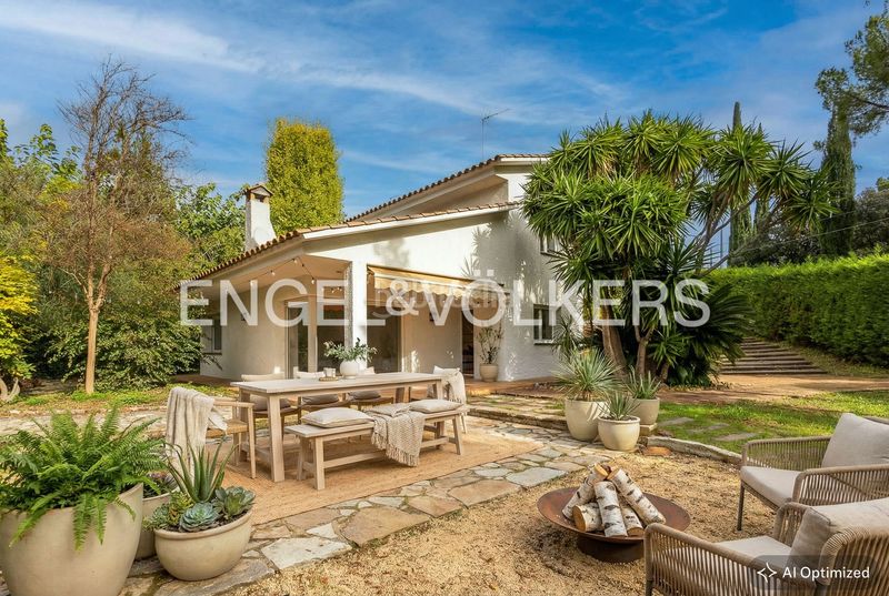 Foto a57a4c81-a2f3-4dbe-b903-cc87ebc1b250. Casa amb calefacció aparcament a Bellaterra