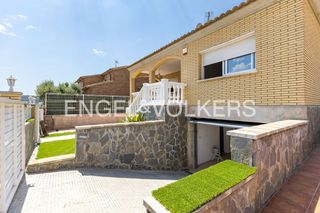 Maison à Sant Cugat Sesgarrigues. Casa independiente amplia y luminosa cerca de vilafranca del pen
