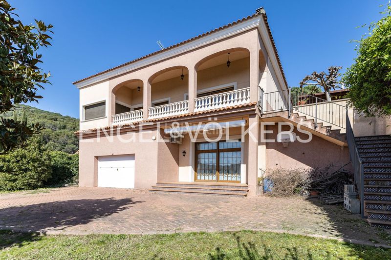 Foto 8ab4a2c4-e0ad-457d-a1b4-f3450bf6a4ca. Casa amb calefacció aparcament a Vilanova del Vallès