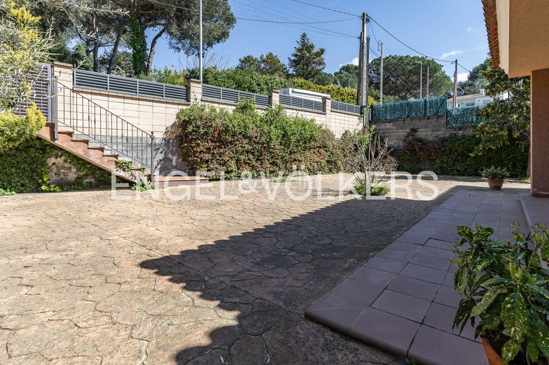 Foto 8e931334-2677-4add-a33b-373d91b3303f. Casa amb calefacció aparcament a Vilanova del Vallès