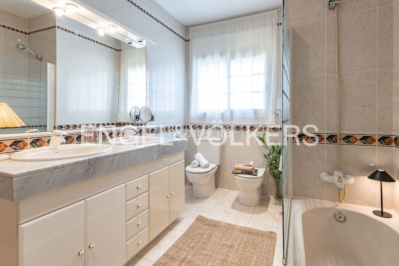 Foto 59798497-ef85-43ba-b4ab-f87317c6c9bc. Casa amb calefacció aparcament piscina a Zona Alta Premià de Mar