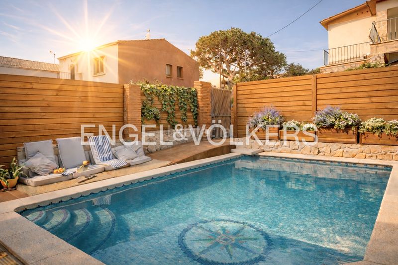 Foto e0af44b4-1ac3-41c6-9115-d2e60a98e0f3. Casa amb calefacció aparcament piscina a Zona Alta Premià de Mar