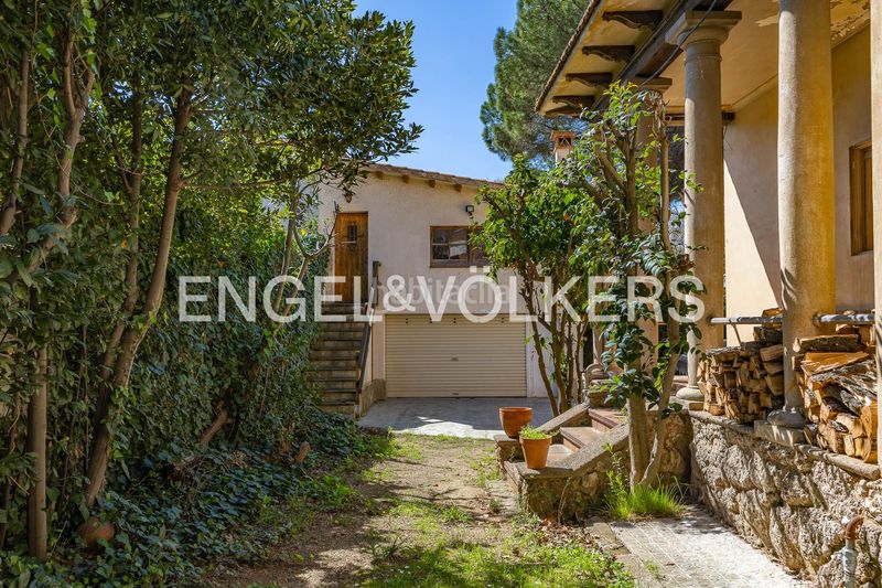 Foto b09da262-7a82-4129-a207-75ecb4bc27c9. Casa amb calefacció aparcament a Eixample Sant Cugat del Vallès