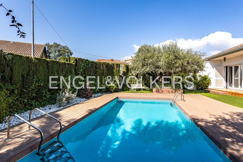 Foto fbd12684-a640-490c-8efa-51eb56072146. Casa amb calefacció aparcament piscina a Abrera