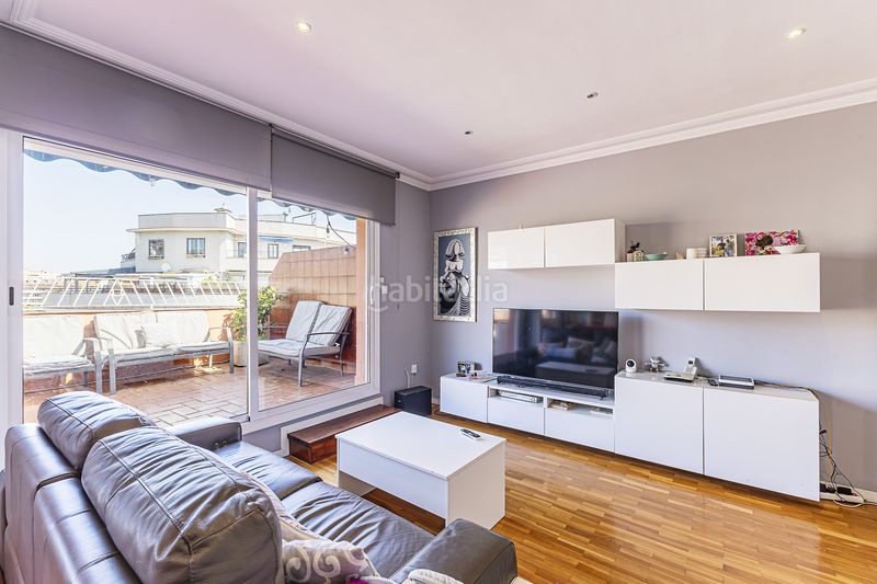 Foto f6f523d9-0471-404e-be4e-bddaea330f75. Àtic amb calefacció a Baix Guinardó Barcelona