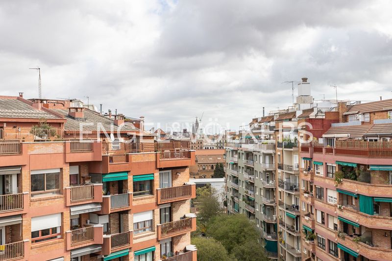 Ático luminoso con terraza a pocos minutos de francesc macià en Barcelona - Imagen 32