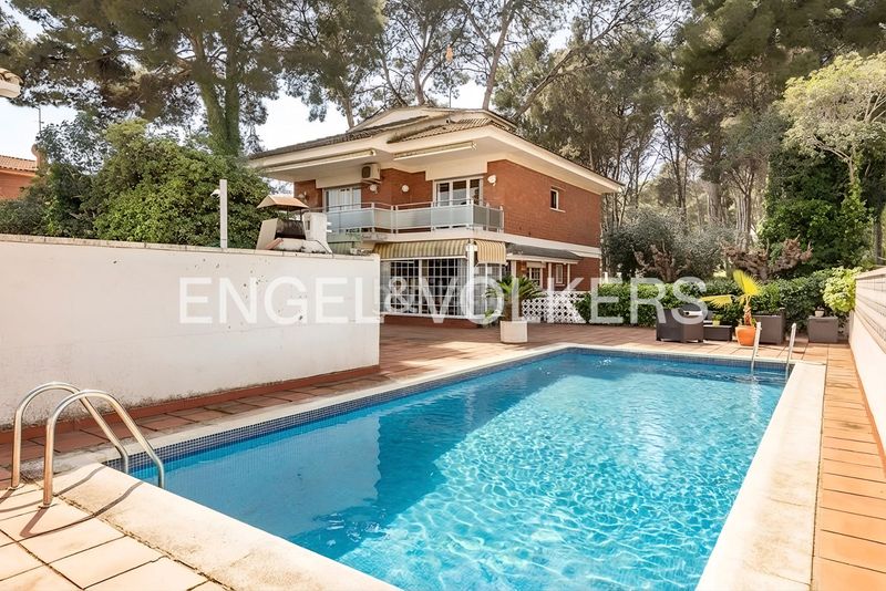 Foto 0901e3b8-9068-44dc-823c-ebd785ae7900. Casa amb calefacció aparcament piscina a Montmar Castelldefels