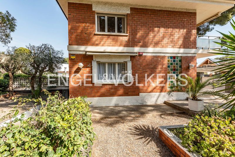 Foto 1adb9c0e-4871-41f9-9a12-47520dd23335. Casa amb calefacció aparcament piscina a Montmar Castelldefels