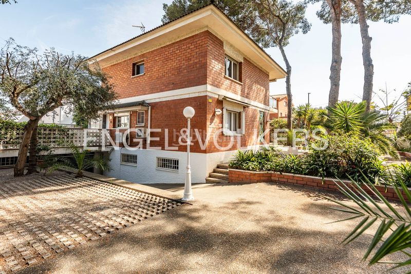Foto 2b8f55b9-55bf-48b0-bf27-ebc72aca1674. Casa amb calefacció aparcament piscina a Montmar Castelldefels