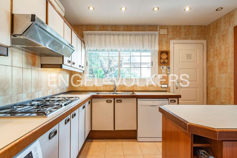 Foto 4daf603e-8e97-499d-9791-5739966631fa. Casa amb calefacció aparcament piscina a Montmar Castelldefels
