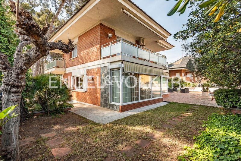 Foto 546912e4-3cf8-4e69-9654-d80426e9eabd. Casa amb calefacció aparcament piscina a Montmar Castelldefels