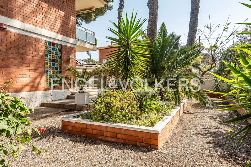 Foto 608442f6-24c5-4477-9c14-9e320d83e18c. Casa amb calefacció aparcament piscina a Montmar Castelldefels