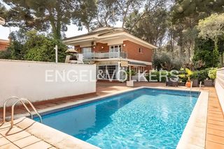 Casa a Montmar. Amplia y luminosa casa rodeada de naturaleza en montmar