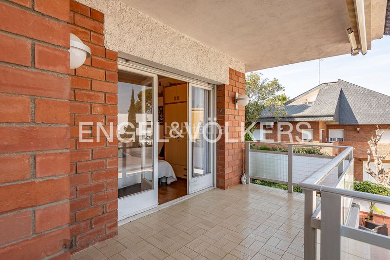 Foto 867977d9-0ac5-4a1c-a771-e2bede417060. Casa amb calefacció aparcament piscina a Montmar Castelldefels