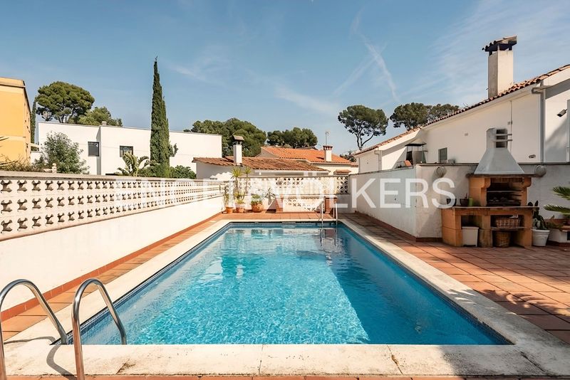 Foto 973572fd-c2f9-4100-80de-985a84e5e217. Casa amb calefacció aparcament piscina a Montmar Castelldefels