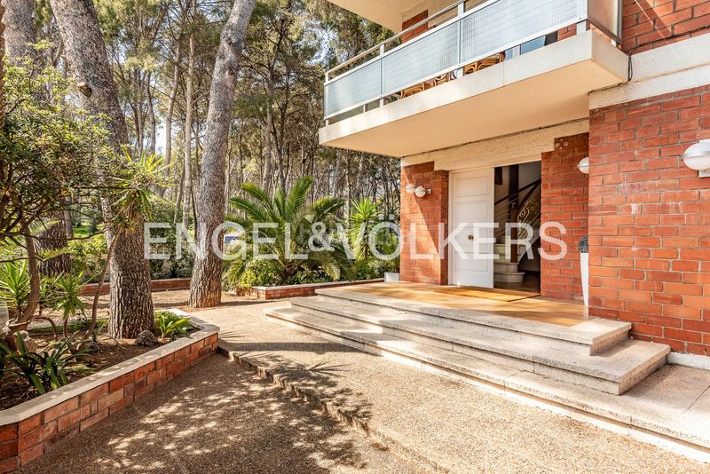 Foto d2e79cce-6388-4546-aedf-6e320f448e34. Casa amb calefacció aparcament piscina a Montmar Castelldefels