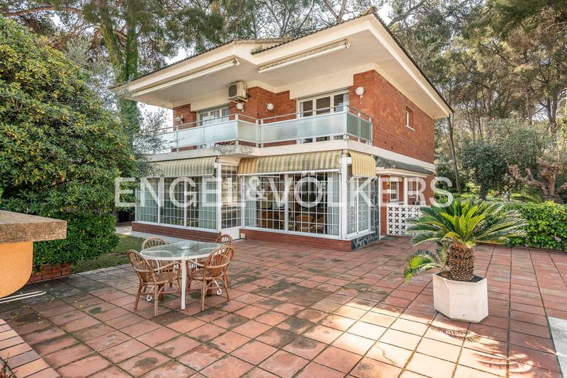 Foto dc267482-c3fa-4817-8536-eef17a6cb0f1. Casa amb calefacció aparcament piscina a Montmar Castelldefels