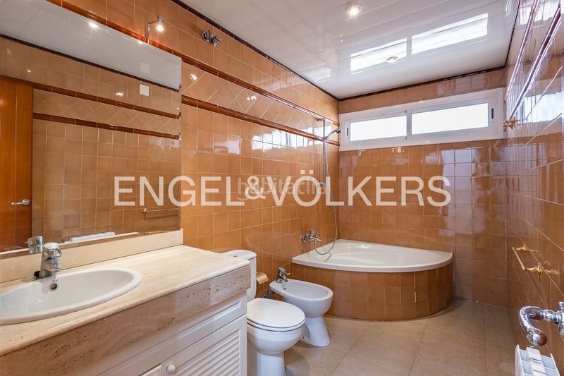 Foto b60d1e3b-9a83-4bca-9910-bcc9e10fc2e3. Casa amb calefacció aparcament piscina a La Miranda-Can Candeler Sant Just Desvern