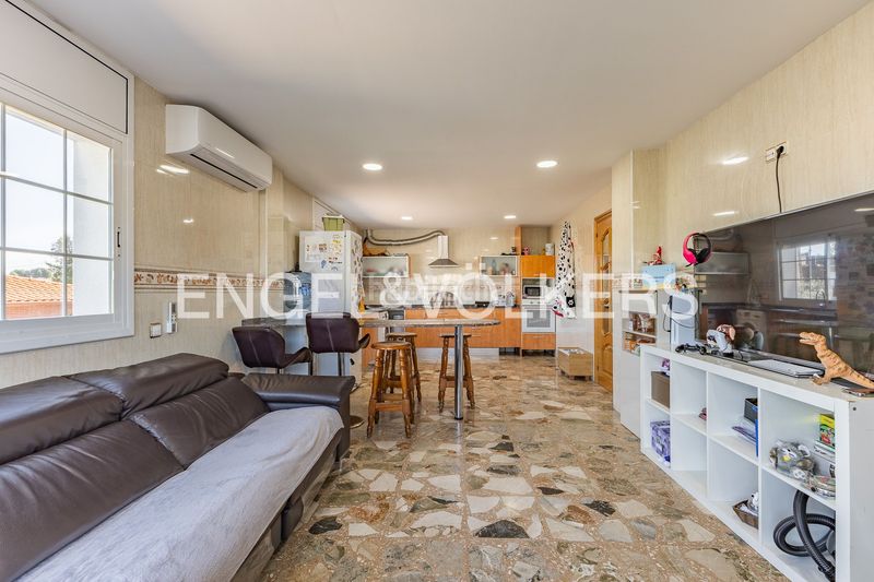 Foto 0ad77611-ee8b-4a66-b70c-6d062b31aefa. Casa amb calefacció aparcament piscina a Can Parellada Terrassa