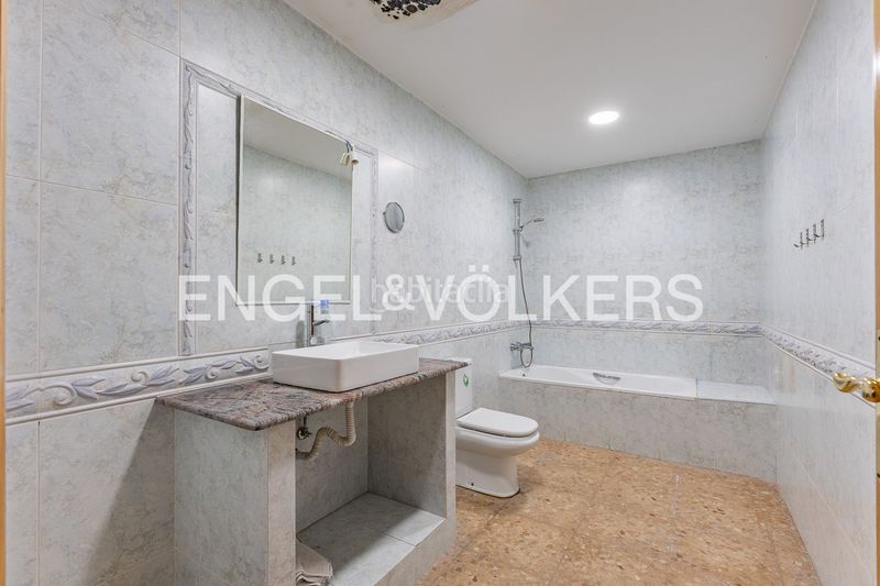 Foto 0e51c678-e202-4209-a20f-7b7f78468b1e. Casa amb calefacció aparcament piscina a Can Parellada Terrassa