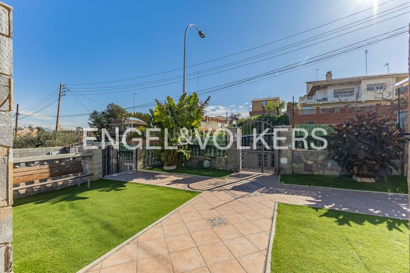Foto 1c4d53d5-eea8-4e07-96f5-a0f269b11199. Casa amb calefacció aparcament piscina a Can Parellada Terrassa