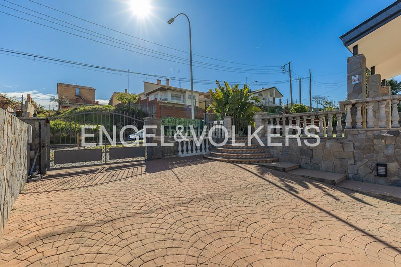 Foto 40b52037-d726-4184-84b9-0c839474255d. Casa amb calefacció aparcament piscina a Can Parellada Terrassa