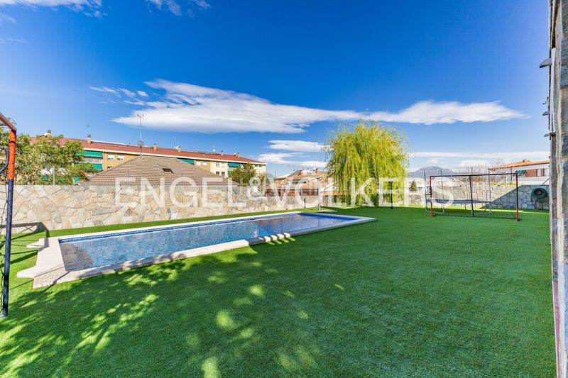 Foto 5006d42e-50b2-42c5-aba9-57a05ec3182e. Casa amb calefacció aparcament piscina a Can Parellada Terrassa