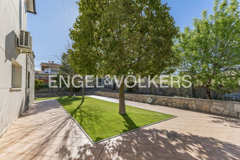 Foto 67ffc810-c839-4338-9d21-f32132885e94. Casa amb calefacció aparcament piscina a Can Parellada Terrassa
