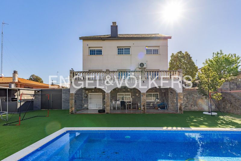 Foto 7daf397e-d665-413a-8645-d8823f96f13e. Casa amb calefacció aparcament piscina a Can Parellada Terrassa