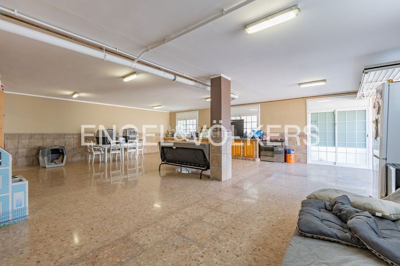 Foto d0781812-e09b-4308-b9b9-69cd10cc4622. Casa amb calefacció aparcament piscina a Can Parellada Terrassa