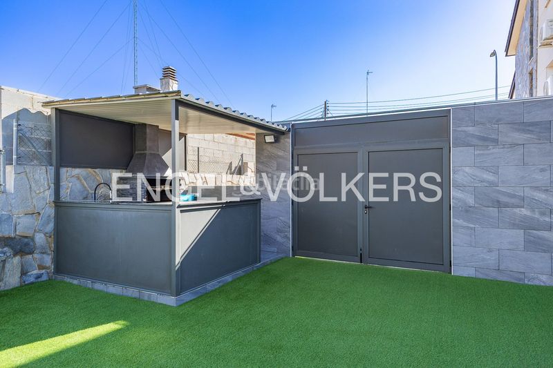 Foto dd1e1605-35fa-4107-8ead-591234be8a1b. Casa amb calefacció aparcament piscina a Can Parellada Terrassa