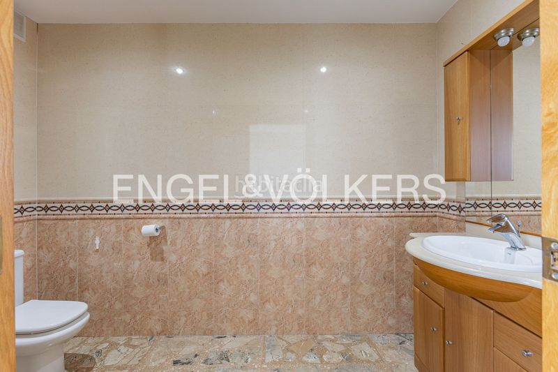 Foto e260eb85-d46d-4858-abce-cc450012fbcc. Casa amb calefacció aparcament piscina a Can Parellada Terrassa