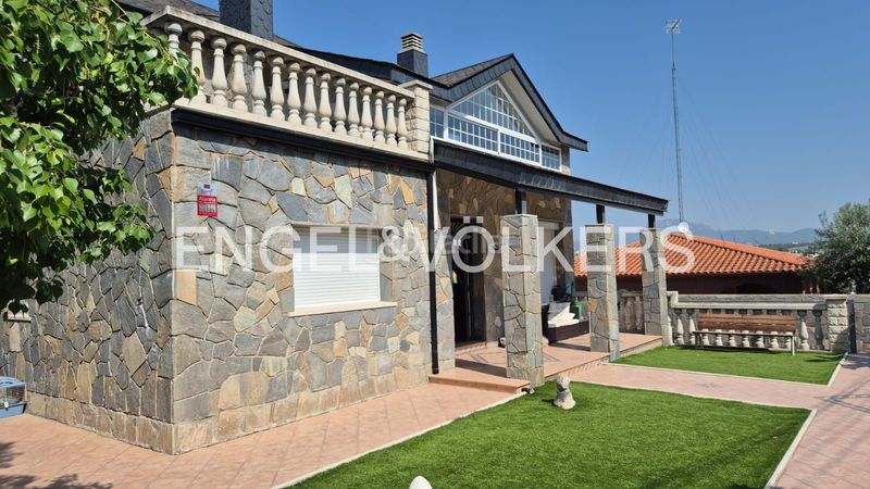 Foto f9da0e9a-6b69-4d38-bc17-2e5d606f16bc. Casa amb calefacció aparcament piscina a Can Parellada Terrassa