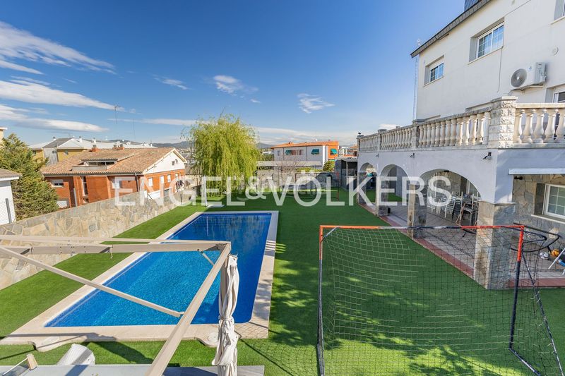 Foto f9db6651-fda8-46a5-a0f0-ac779c7ddbf6. Casa amb calefacció aparcament piscina a Can Parellada Terrassa