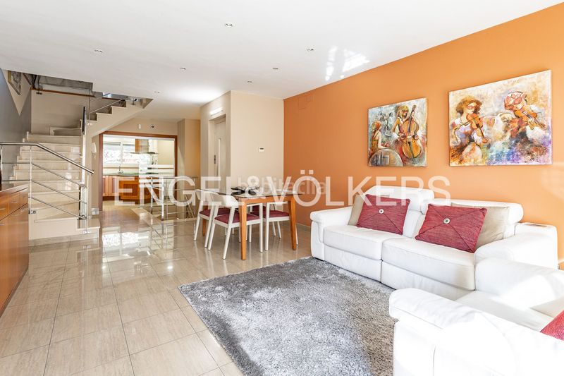 Foto b926cce6-423c-49e0-bef4-648f339e1dbb. Casa amb calefacció aparcament piscina a Vilapicina - Torre Llobeta Barcelona