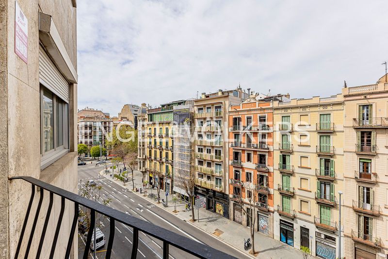 Piso alto con espectaculares vistas a la sagrada família en Barcelona - Imagen 3