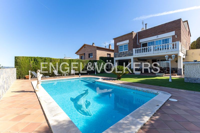 Foto 90f2bca9-3d89-40a0-aa88-2a6efa98c6ab. Casa amb calefacció piscina a Can Rial Esparreguera