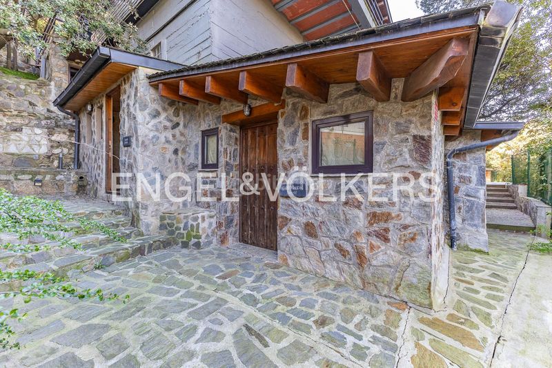 Foto 17fb4fb2-4e6e-4b76-8a89-cb512aa0cb44. Casa amb calefacció piscina a Vallvidrera - Tibidabo - Les Planes Barcelona