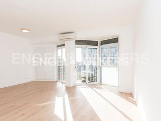 Piso en Barri de les Corts. Soleado piso alto orientación sur al lado del cc lilla