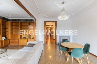 Rent Flat in Dreta de l´Eixample. Espectacular piso temporal con terraza