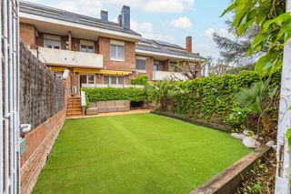 Lloguer Casa a Colomer. Elegante casa adosada en parc central sant cugat.