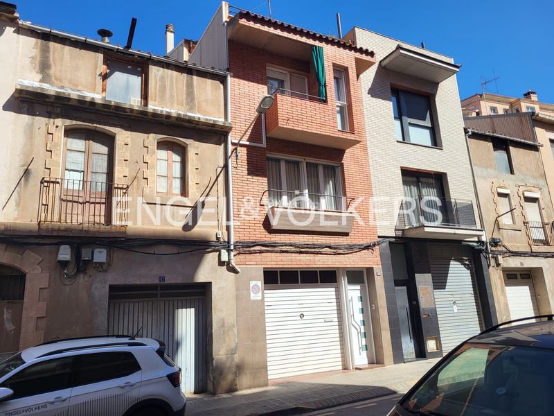 Foto 1690ca43-7a25-4ad3-892b-5af7bbd956ec. Casa adosada casa unifamiliar con encanto a reformar . en Manresa