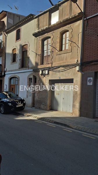 Foto 5c51da68-bfc7-458b-bb2f-5c821f04e47f. Casa adosada casa unifamiliar con encanto a reformar . en Manresa