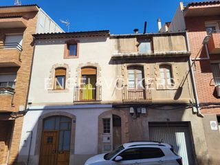 Casa a Plaça Catalunya. Casa unifamiliar con encanto a reformar en manresa.