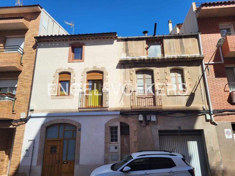 Foto d8da18fe-e9c7-4bac-94ef-82c03fec522f. Casa adosada casa unifamiliar con encanto a reformar . en Manresa