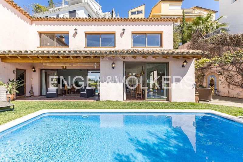 Foto 0240a558-47a1-4734-bd7b-b0e39b173893. Casa amb calefacció aparcament piscina a Levantina - Montgavina - Quintmar Sitges